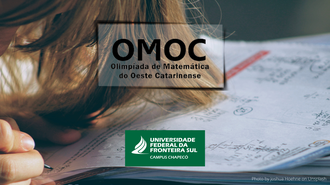 Foto, ao fundo, de uma pessoa debruçada em uma mesa, na qual aparecem os cabelos e a mão, com um lápis, escrevendo em um papel branco. No meio da imagem, o texto "OMOC - Olimpíada de Matemática do Oeste catarinense". Abaixo, a marca da UFFS - Campus Chapecó e, no canto direito inferior, o texto "Photo by Joshua Hoehne on Unsplash"