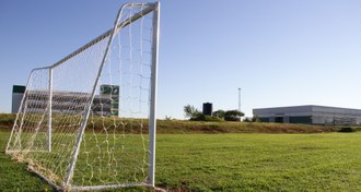 Trave de futebol ao lado direito e ao fundo Campus Realeza