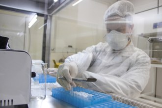 Mulher trabalhando em laboratório