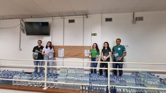 Organizadores da gincana e representantes do curso de Pedagogia com as garrafas de água mineral coletadas