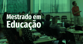 Imagem com fundo verde e fotografia de sala de aula. O professor está voltado para a frente, explicando algo, e os estudantes, sentados, estão voltados para a mesma direção