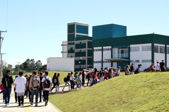 UFFS Campus Erechim - Alunos chegando no Campus.