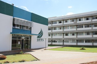 UFFS Campus Erechim - Bloco de Professores e Bloco A. O Bloco de Professores estão localizadas as salas de docentes e de coordenadores de curso, as secretarias dos cursos de graduação e pós-graduação, a produção cultural, as Coordenação Adjunta de Pesquisa e Pós-Graduação e de Extensão e Cultura, além de um auditório.