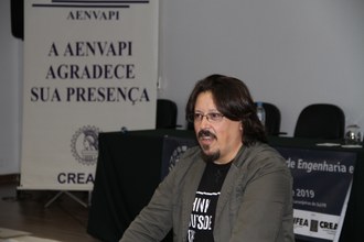 Na foto o professor José Motta Filho está ministrando palestra.