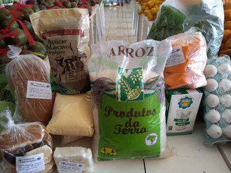 Foto mostra diversas embalagens contendo arroz, açúcar, leite, ovos, panificados, entre outros.