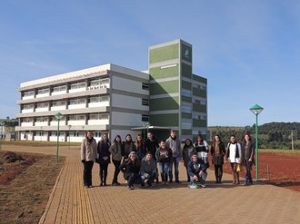 Grupo de pessoas posa para foto em frente ao Bloco A do Campus Laranjeiras do Sul