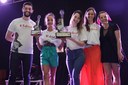 05122019 - Maria Eduarda e a professora Jéssica recebendo o prêmio da categoria dança (UFFS/Ariel Tavares)