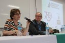 16102018 - Professora Dra. Helena Bonciani Nader responde questionamentos aos participantes, acompanhada do pró-reitor de pesquisa e pós-graduação, Joviles Trevisol. (Ariel Tavares/UFFS)