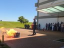 Agente da Defesa Civil de Realeza demonstrando como utilizar extintor de incêndio/ UFFS/Ana Paula Bertaioli