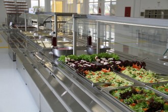 foto de buffet de comida do restaurante universitário