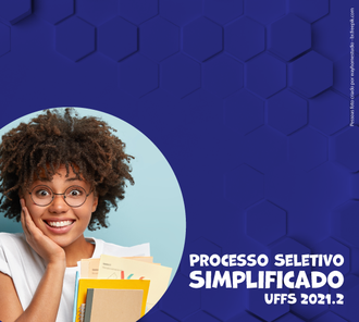 imagem com fundo azul escuro. Do lado direito a foto de uma mulher negra sorrindo com uma mão no rosto e segurando uns papéis. Do lado esquerdo está escrito Processo Seletivo Simplificado UFFS 2021.2