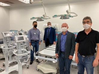 foto de quatro homens junto com equipamentos hospitalares