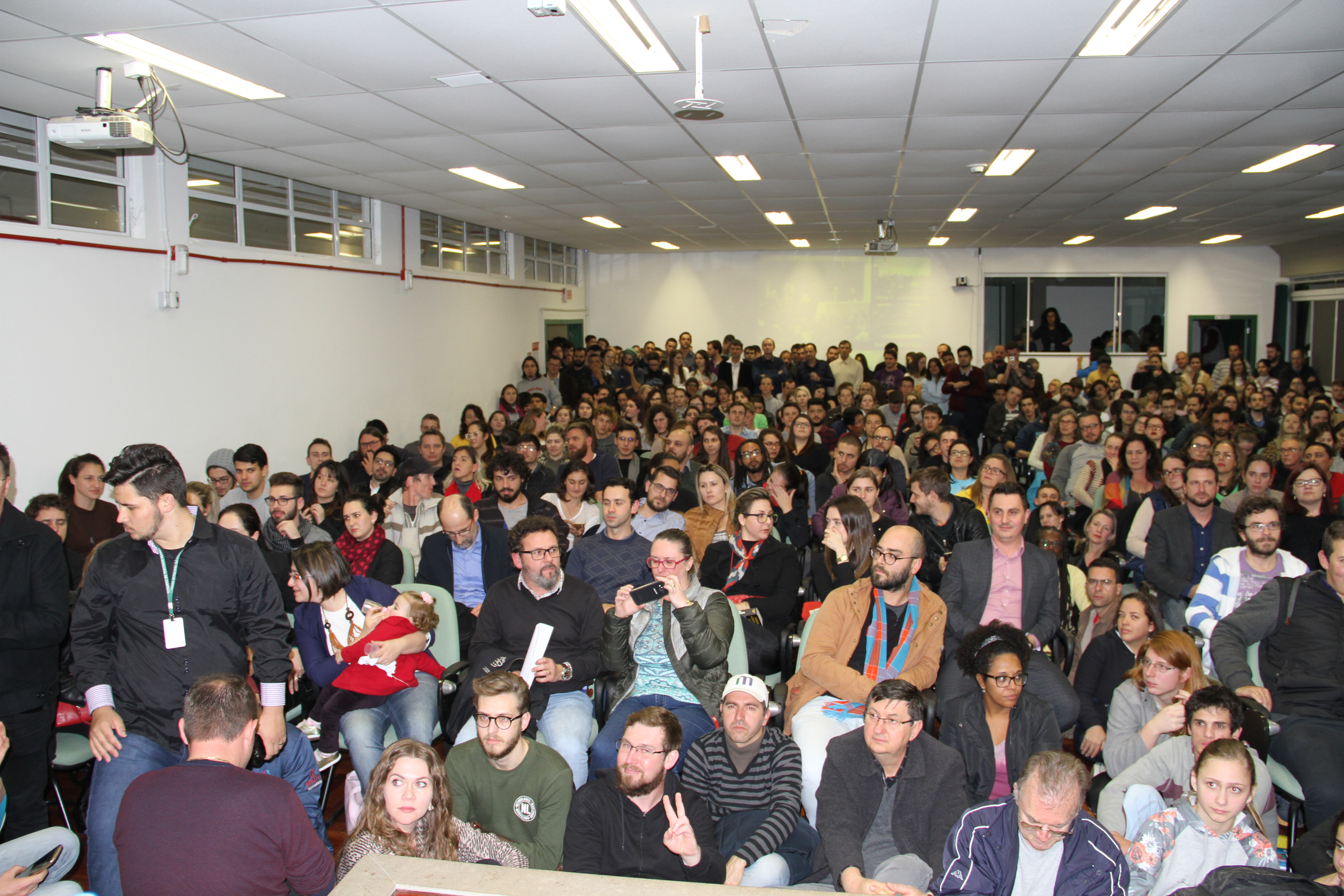 O Auditório do Bloco B do Campus Chapecó, onde a palestra aconteceu presencialmente, ficou lotado (Foto: Flávia Durgante/Ascom Campus Chapecó)