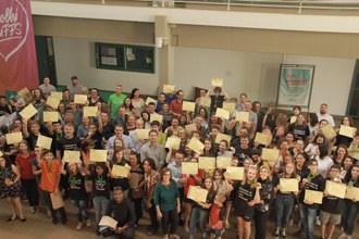 Várias pessoas reunidas em hall do bloco do Campus Chapecó