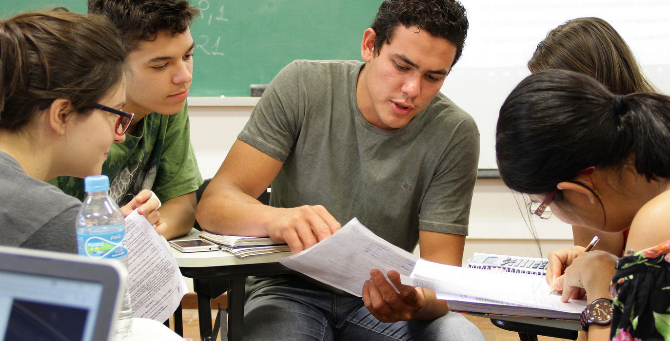 Grupo de estudantes em sala de aula