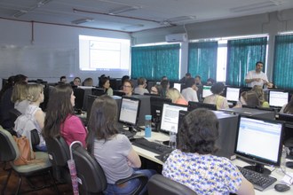 Foto aberta com várias pessoas em uma sala