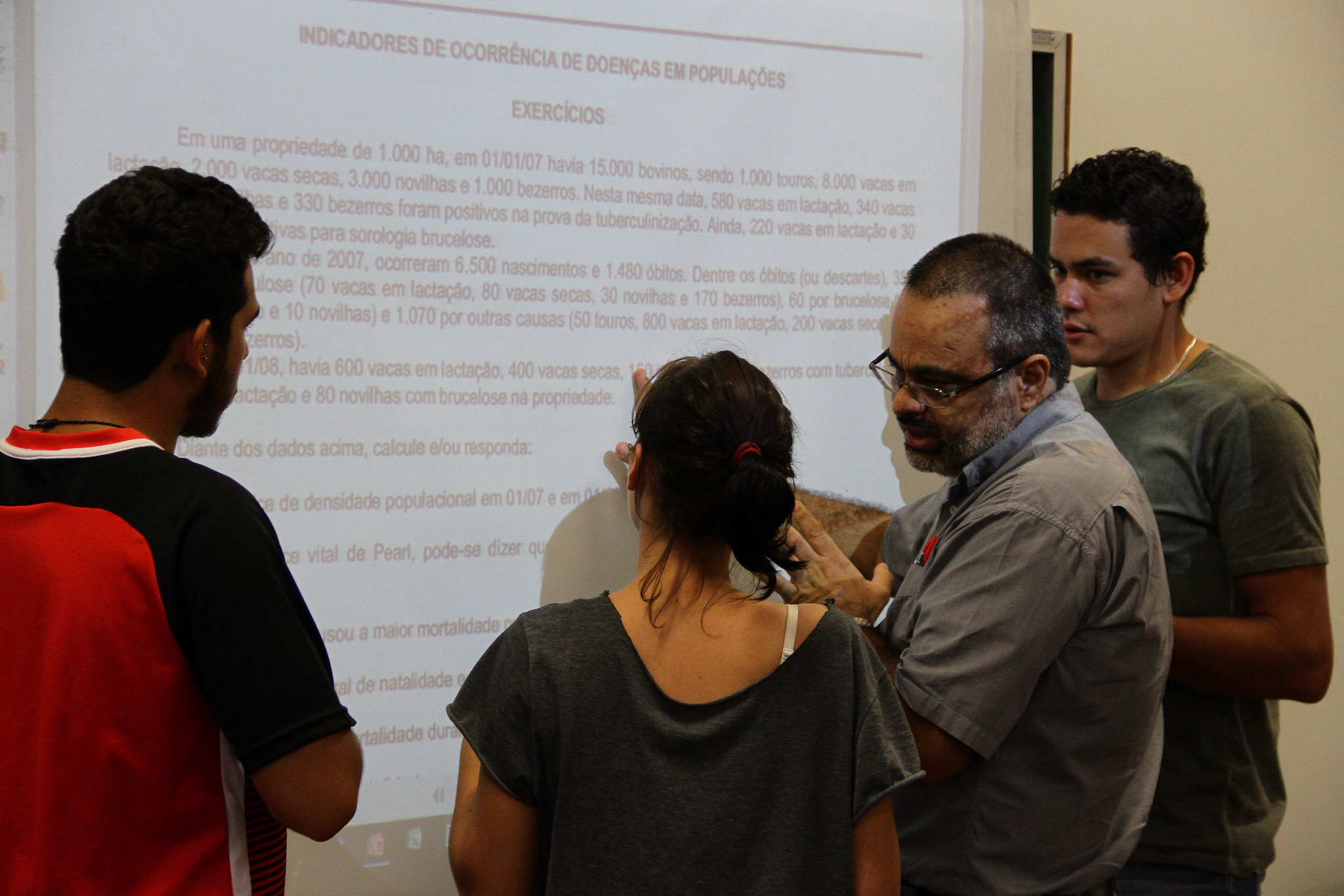 Professor e alunos em frente a um quadro branco (Foto: Ariel Tavares/UFFS)