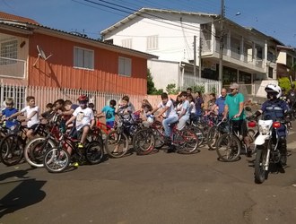 Foto de várias crianças de bicicleta paradas na rua