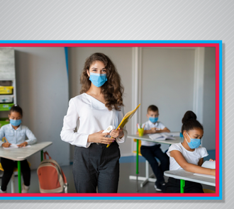 imagem de uma mulher de pé com camisa branca e calça preta, usando máscara, e segurando livros nas mãos. Ao fundo e ao seu lado crianças escrevendo em mesas escolares.