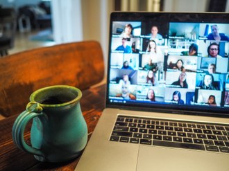 imagem da tela de um notebook com uma caneca do lado