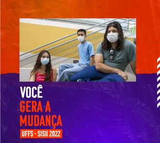 imagem com fundo metade de cima vermelho e metade de baixo roxo. Na parte há uma foto com dois homens e uma mulher sentados numa escada. Abaixo da foto está escrito Você gera a mudança UFFS - SISU 2022