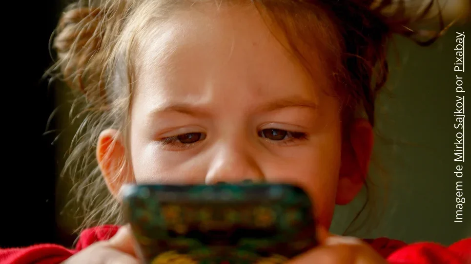 Celulares estão “proibidos” nas escolas. E agora?