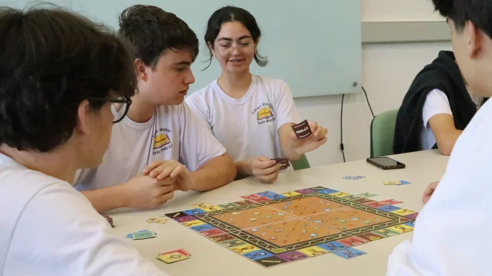 Projeto Adamastor: literatura ganha vida em jogos de tabuleiro e cartas na UFFS