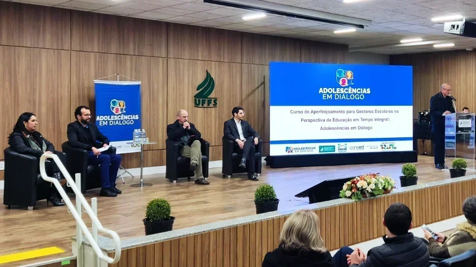 Iniciam as atividades do curso de aperfeiçoamento Adolescências em Diálogo