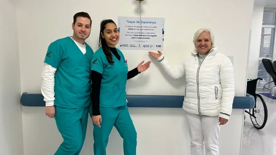 Estudantes de Enfermagem realizam instalação do Sino da Esperança em hospital
